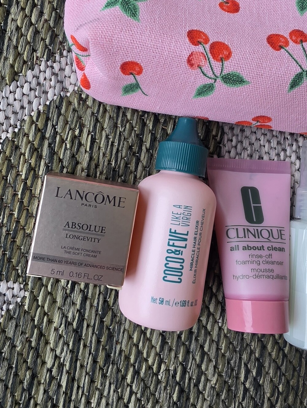 Makeup Bag & Sample Bundle - Picture 3 of 7